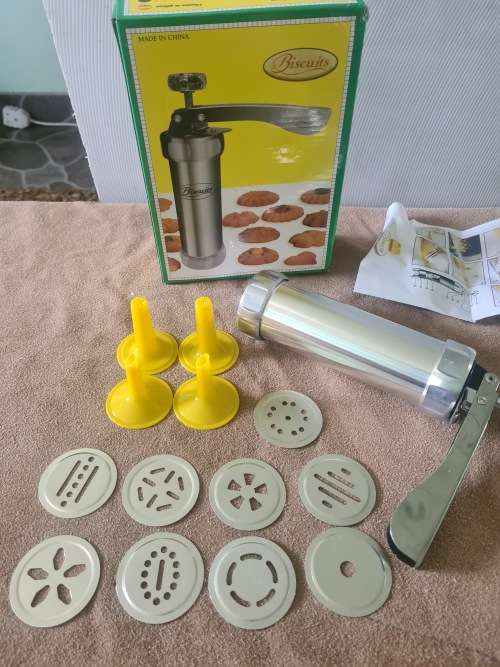 STAINLESS STEEL BISCUIT CUTTER WITH ICING NOZZLE