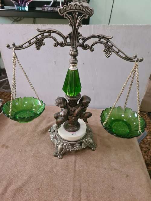 ANTIQUE BRASS ON MARBLE WITH CHERUBS BALANCE SCALE
