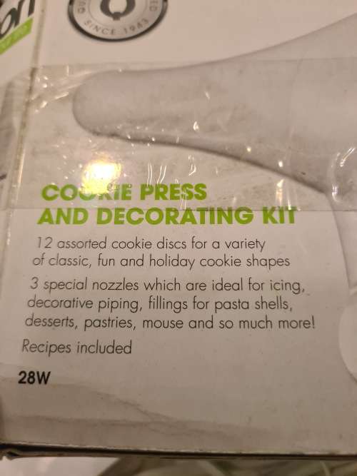 SALTON ELECTRONIC COOKIE PRESS AND DECORATING KIT