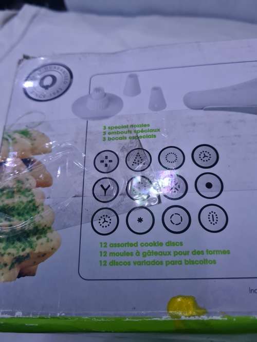 SALTON ELECTRONIC COOKIE PRESS AND DECORATING KIT