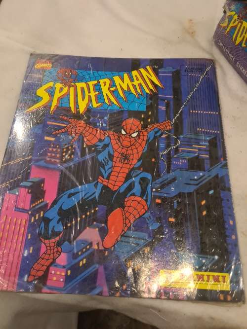 BOX OF 100 PACKS SPIDERMAN STICKERS AND A STICKER ALBUM (600 STICKERS IN ALL(