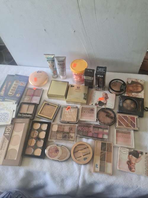 JOBLOT MAKEUPS AND NAIL ART PRODUCTS