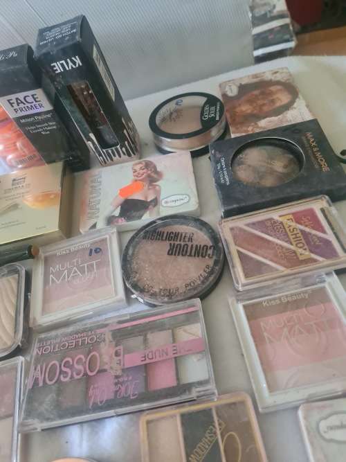 JOBLOT MAKEUPS AND NAIL ART PRODUCTS