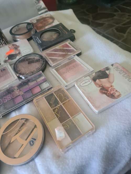 JOBLOT MAKEUPS AND NAIL ART PRODUCTS