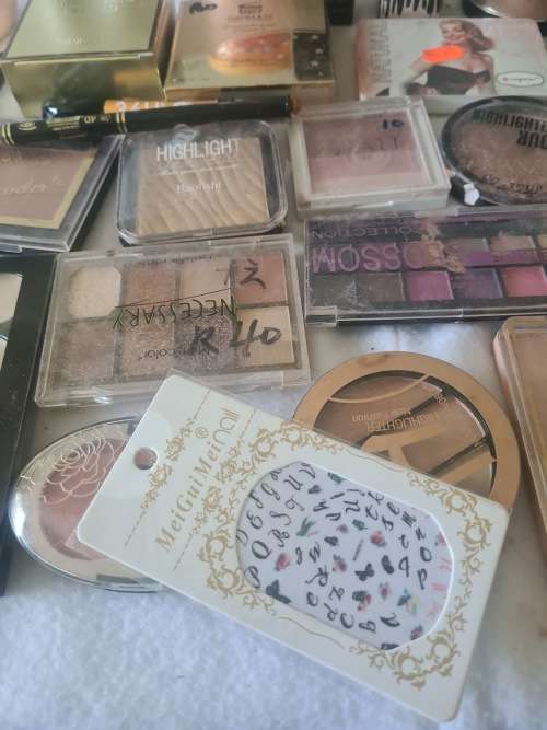 JOBLOT MAKEUPS AND NAIL ART PRODUCTS