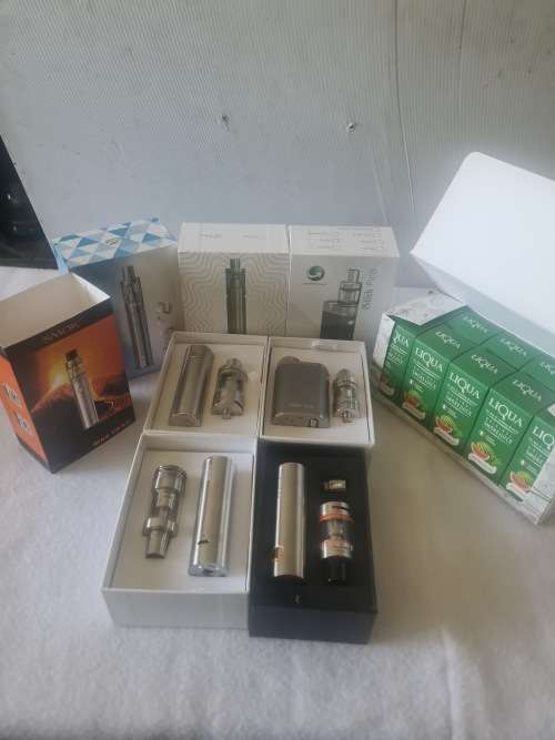 SET OF FOUR SMOKING VAPES INCLUDING A BOX OF 10 SMOKE JUICE-SEE DESCRIPTION