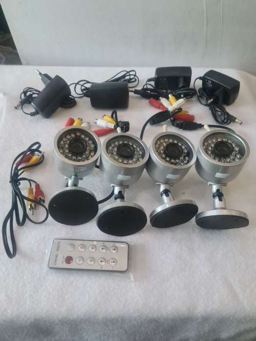 SET OF FOUR WIRELESS CAMERAS WITH REMOTE AND CABLES
