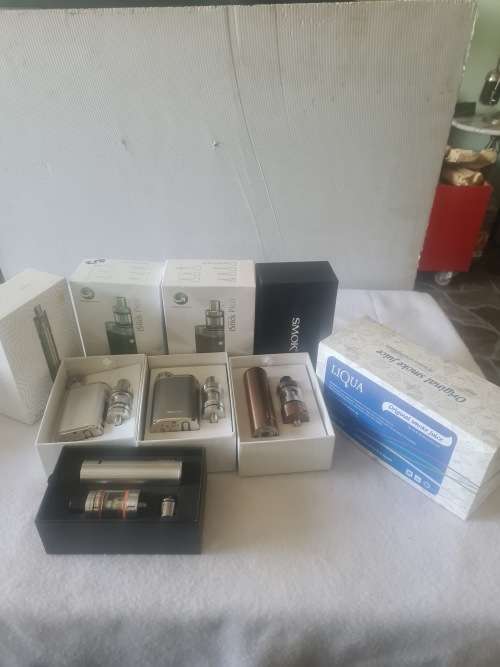 SET OF FOUR SMOKING VAPES INCLUDING A BOX OF 10 SMOKE JUICE-SEE DESCRIPTION