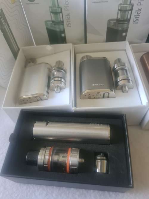 SET OF FOUR SMOKING VAPES INCLUDING A BOX OF 10 SMOKE JUICE-SEE DESCRIPTION