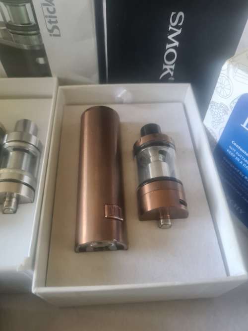 SET OF FOUR SMOKING VAPES INCLUDING A BOX OF 10 SMOKE JUICE-SEE DESCRIPTION