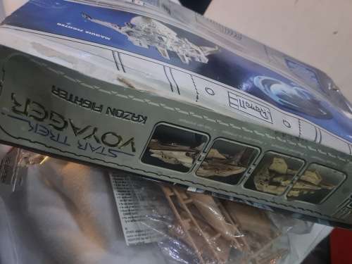 STAR TREK VOYAGER KAZON FIGHTER TO BUILD-33.6cm