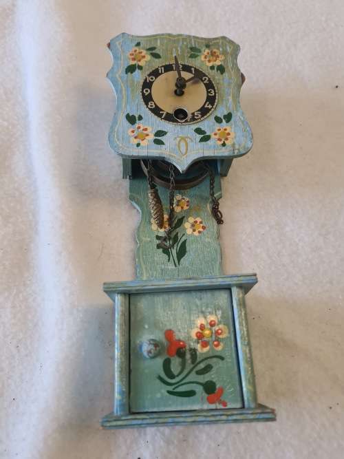 VINTAGE DOLLS HOUSE MECHANICAL WOODEN CLOCK(INCLUDES KEY AND LIFT)