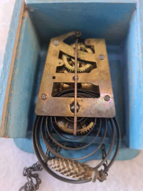 VINTAGE DOLLS HOUSE MECHANICAL WOODEN CLOCK(INCLUDES KEY AND LIFT)