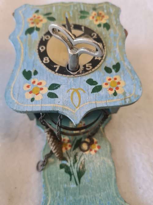 VINTAGE DOLLS HOUSE MECHANICAL WOODEN CLOCK(INCLUDES KEY AND LIFT)