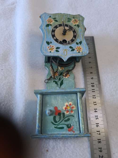 VINTAGE DOLLS HOUSE MECHANICAL WOODEN CLOCK(INCLUDES KEY AND LIFT)