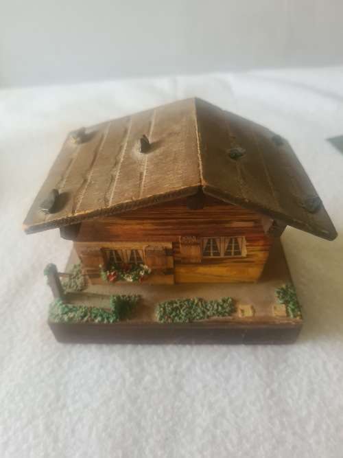 VINTAGE WOODEN SWISS CHALET WIND UP MUSICAL BOX(WORKS)