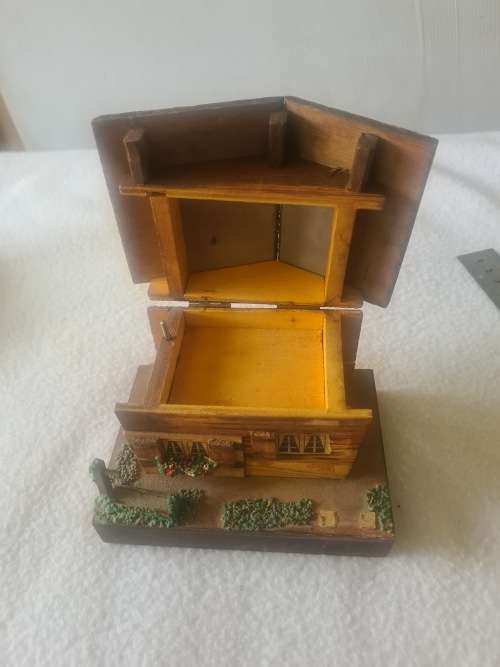 VINTAGE WOODEN SWISS CHALET WIND UP MUSICAL BOX(WORKS)
