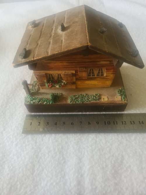 VINTAGE WOODEN SWISS CHALET WIND UP MUSICAL BOX(WORKS)