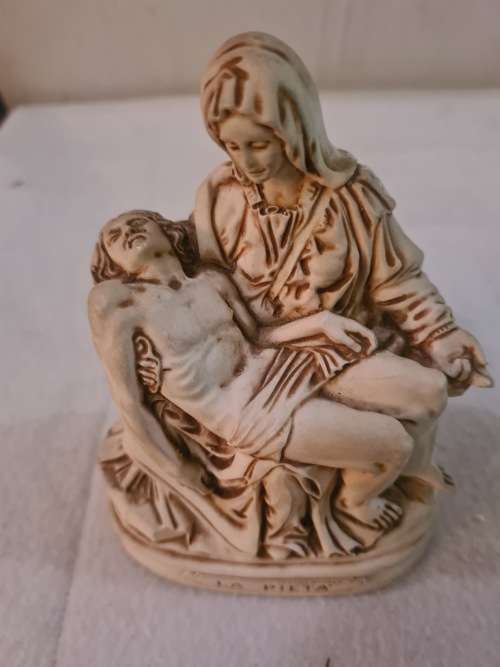 VINTAGE RELIGIOS SCULPTURE (HAS MICHAEL ANGELO LA PIETA MARKINGS)