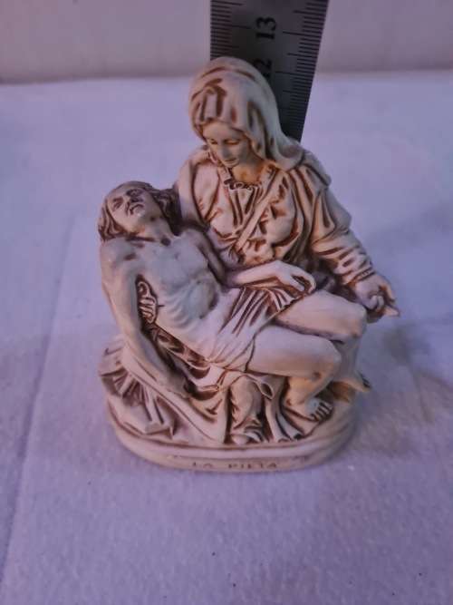 VINTAGE RELIGIOS SCULPTURE (HAS MICHAEL ANGELO LA PIETA MARKINGS)