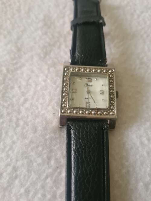 LADIES DIVA QUARTZ WRISTWATCH(LEATHER STRAP)WORKS,MINT CONDITION