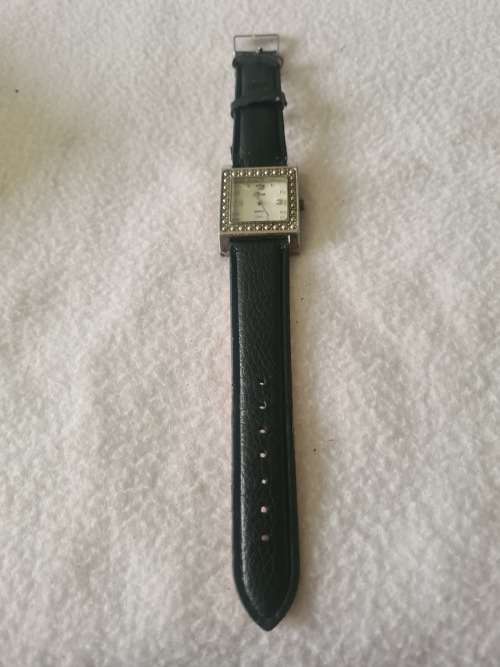 LADIES DIVA QUARTZ WRISTWATCH(LEATHER STRAP)WORKS,MINT CONDITION