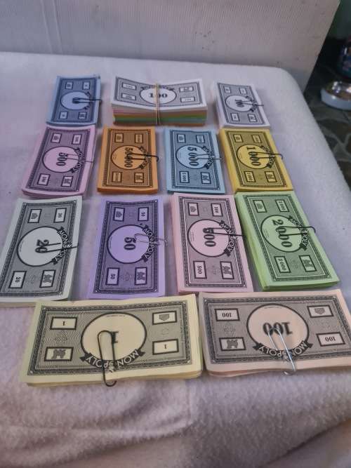 JOBLOT VINTAGE MONOPOLY MONEY(QUITE A LOT)