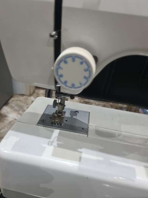 EMPISAL EM-250 DELUXE SEWING MACHINE(IN EXCELLENT WORKING CONDITION (