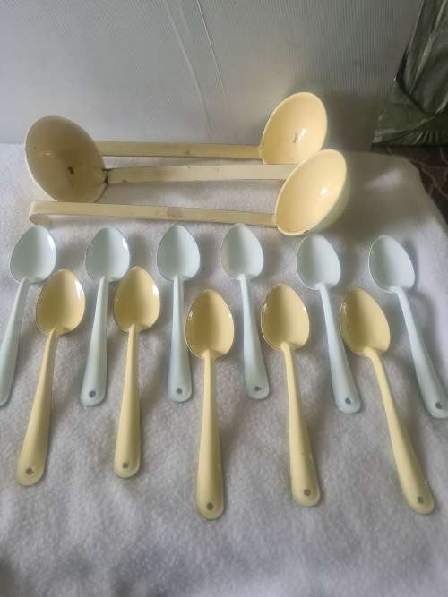 14 PIECE VINTAGE ENAMEL CUTLERIES