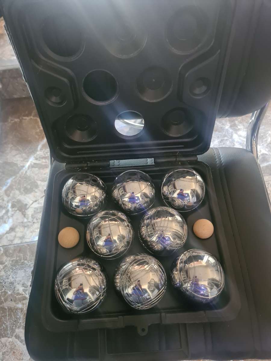 OBUT ACIER CHROME BOULES(SET OF 8) IN ORIGINAL CASE