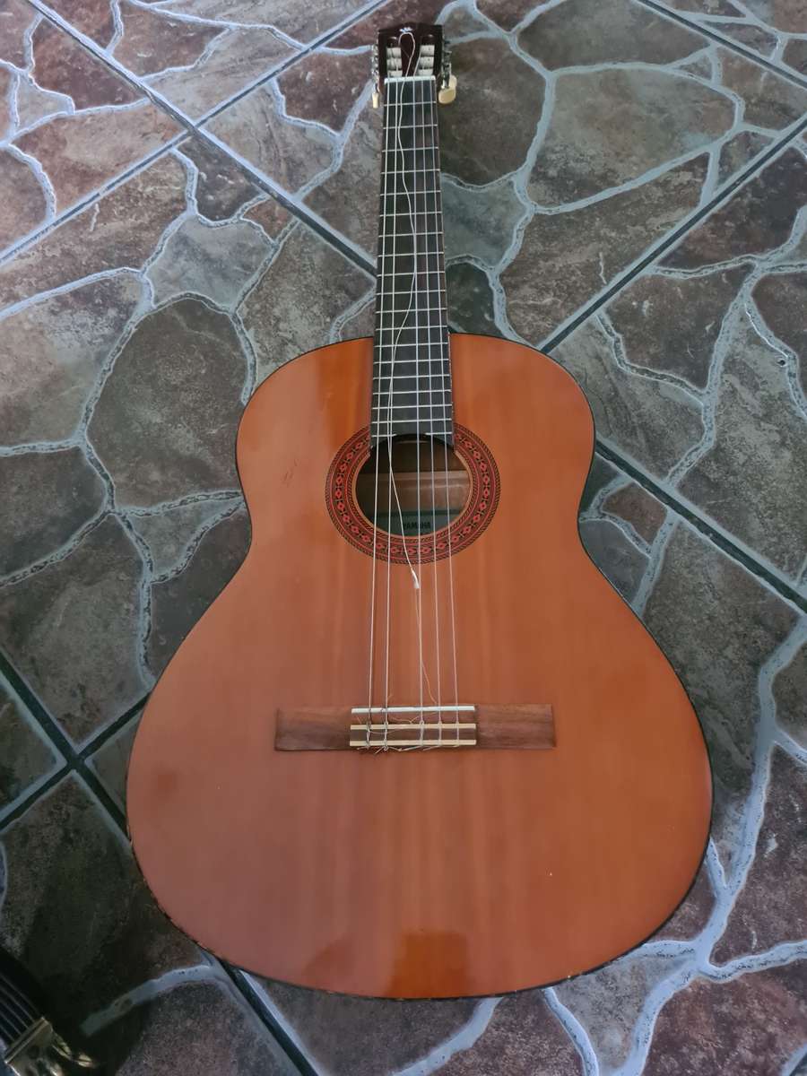 ORIGINAL YAMAHA WOODEN  GUITAR WITH CASE(C40)