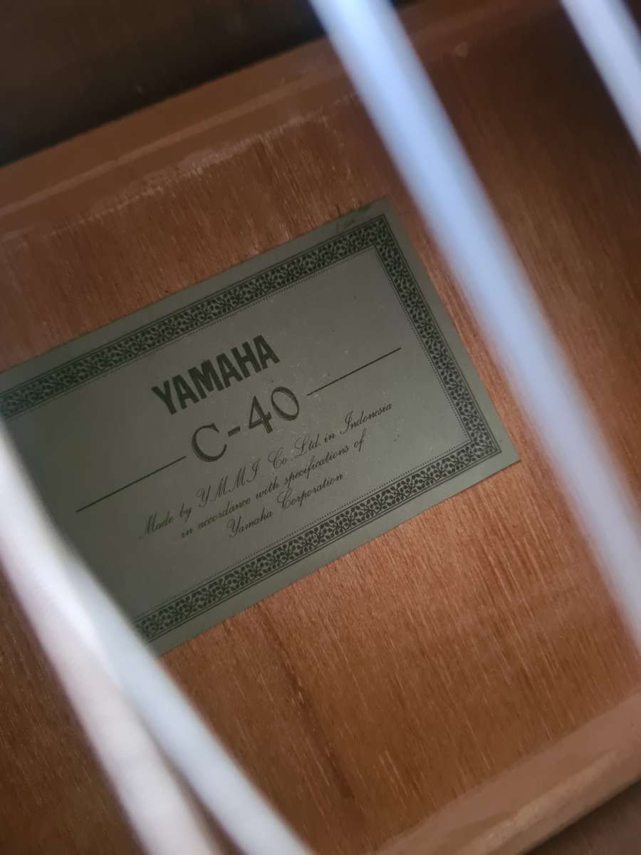 ORIGINAL YAMAHA WOODEN  GUITAR WITH CASE(C40)