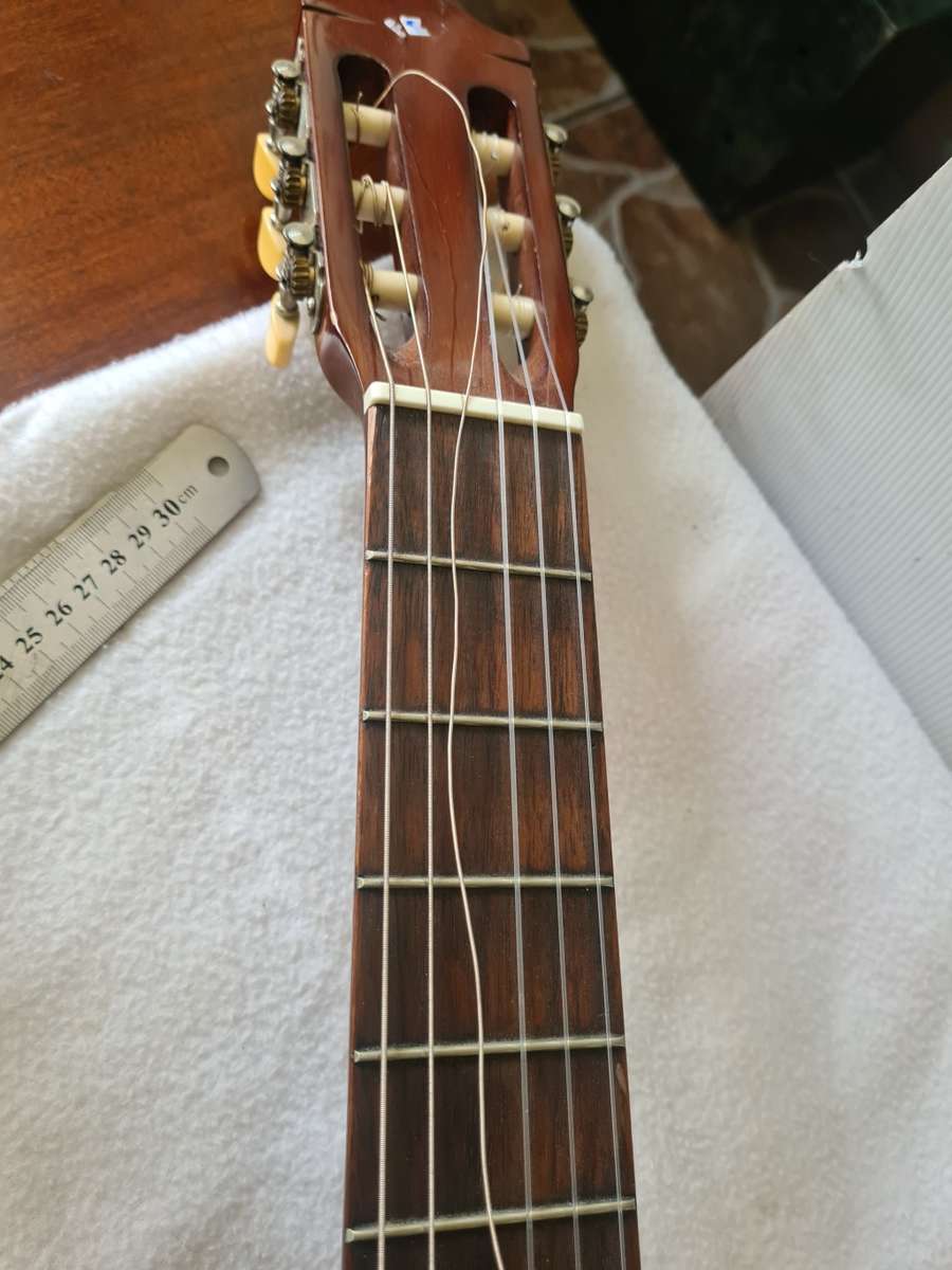 ORIGINAL YAMAHA WOODEN  GUITAR WITH CASE(C40)