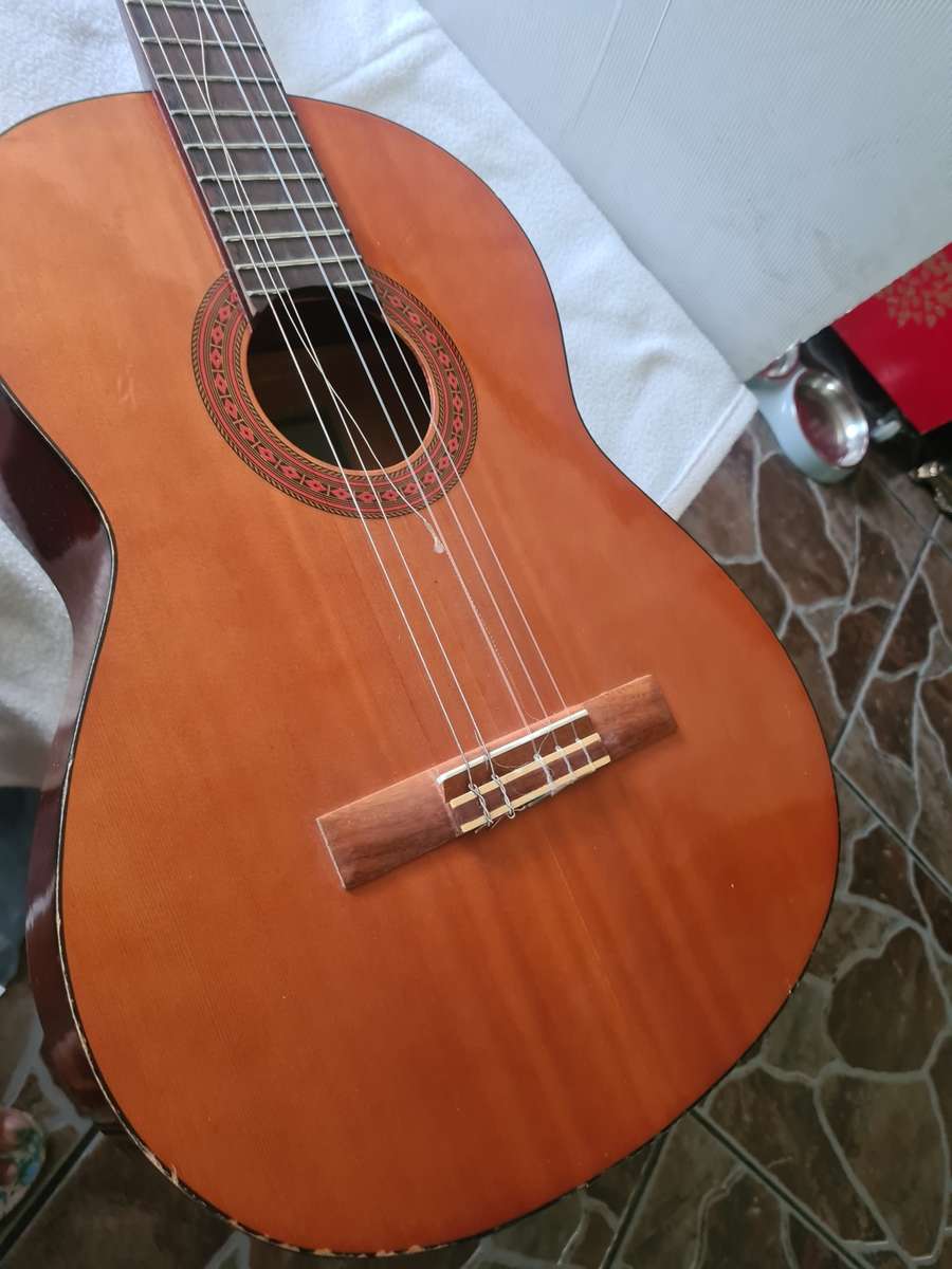 ORIGINAL YAMAHA WOODEN  GUITAR WITH CASE(C40)