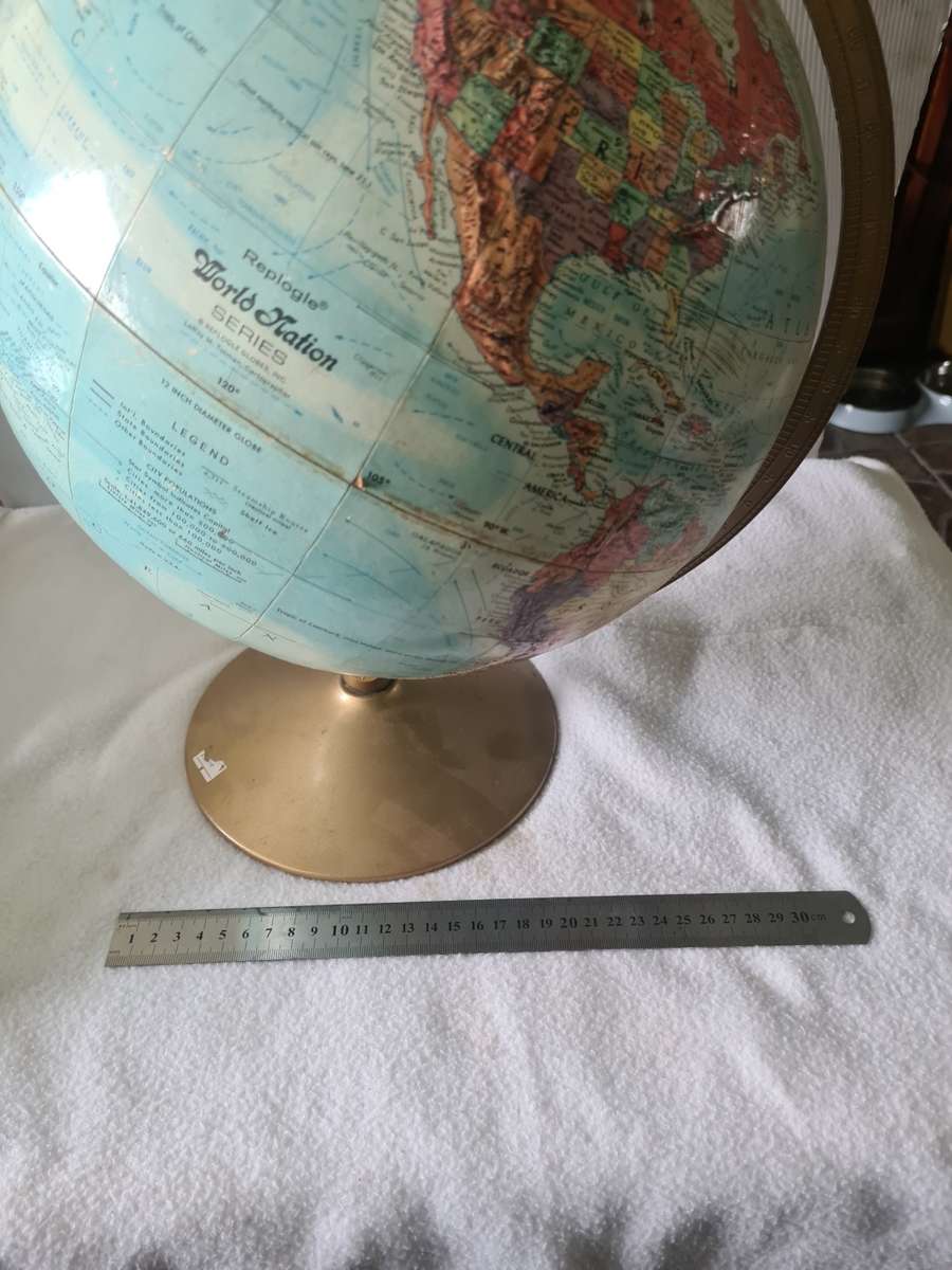 VINTAGE WORLD GLOBE(METAL BASE)