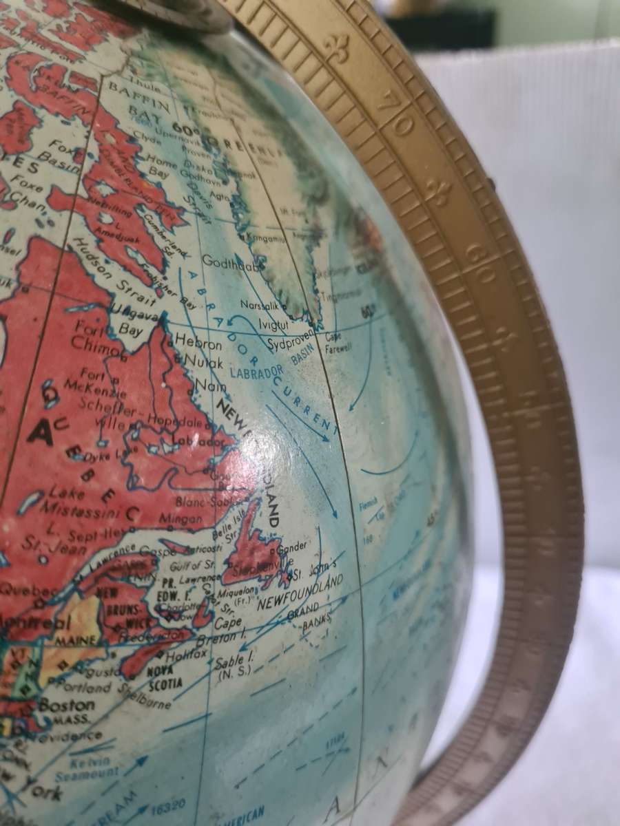 VINTAGE WORLD GLOBE(METAL BASE)