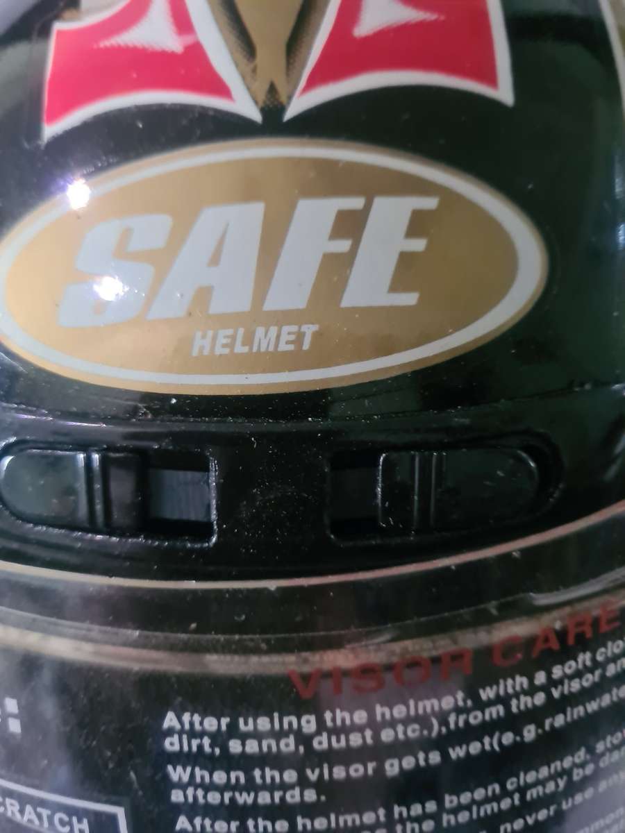 SAFE HELMET WITH VISOR PROTECTOR