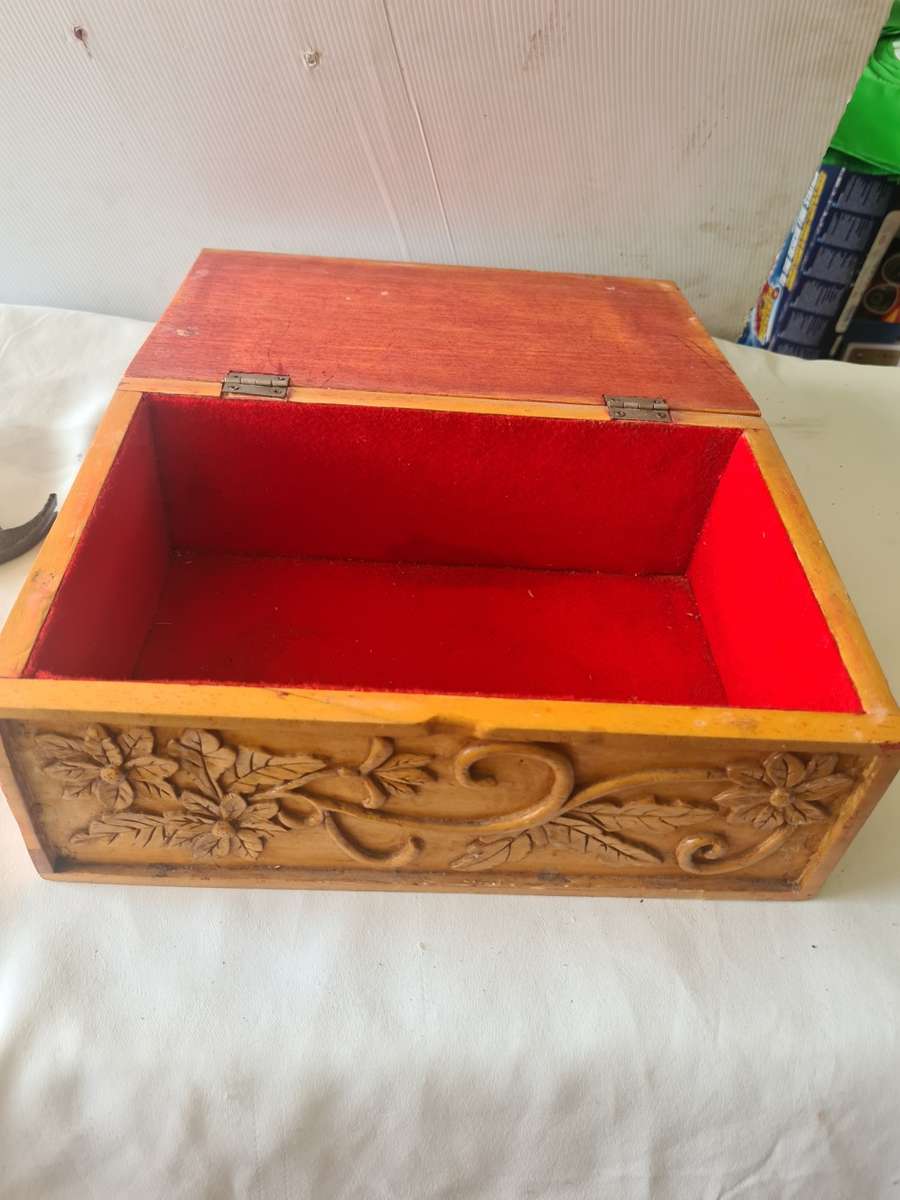 BEAUTIFUL CARVED WOODEN JEWELRY BOX