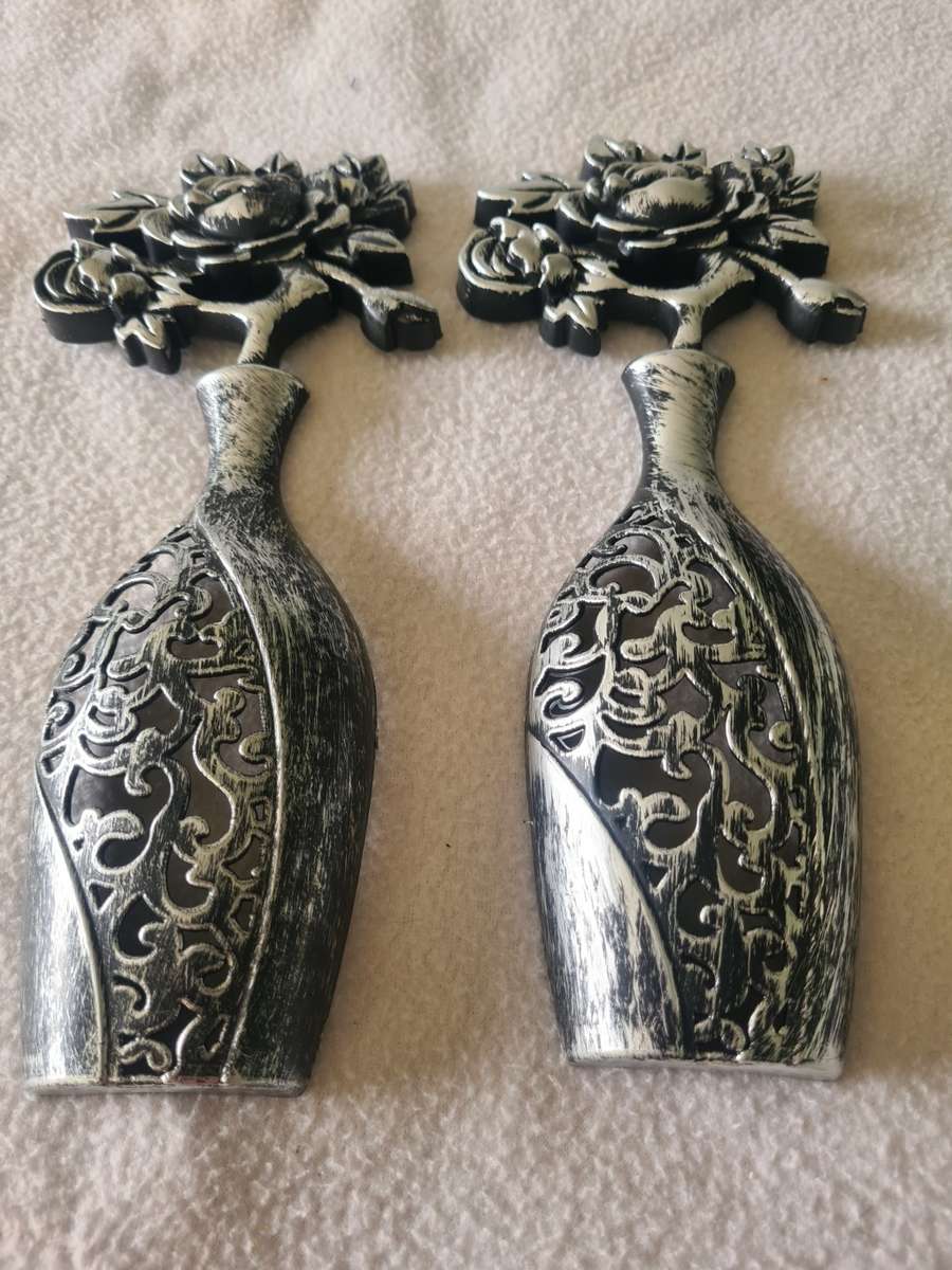 SET OF 2 WALL DECORATIVE ITEMS