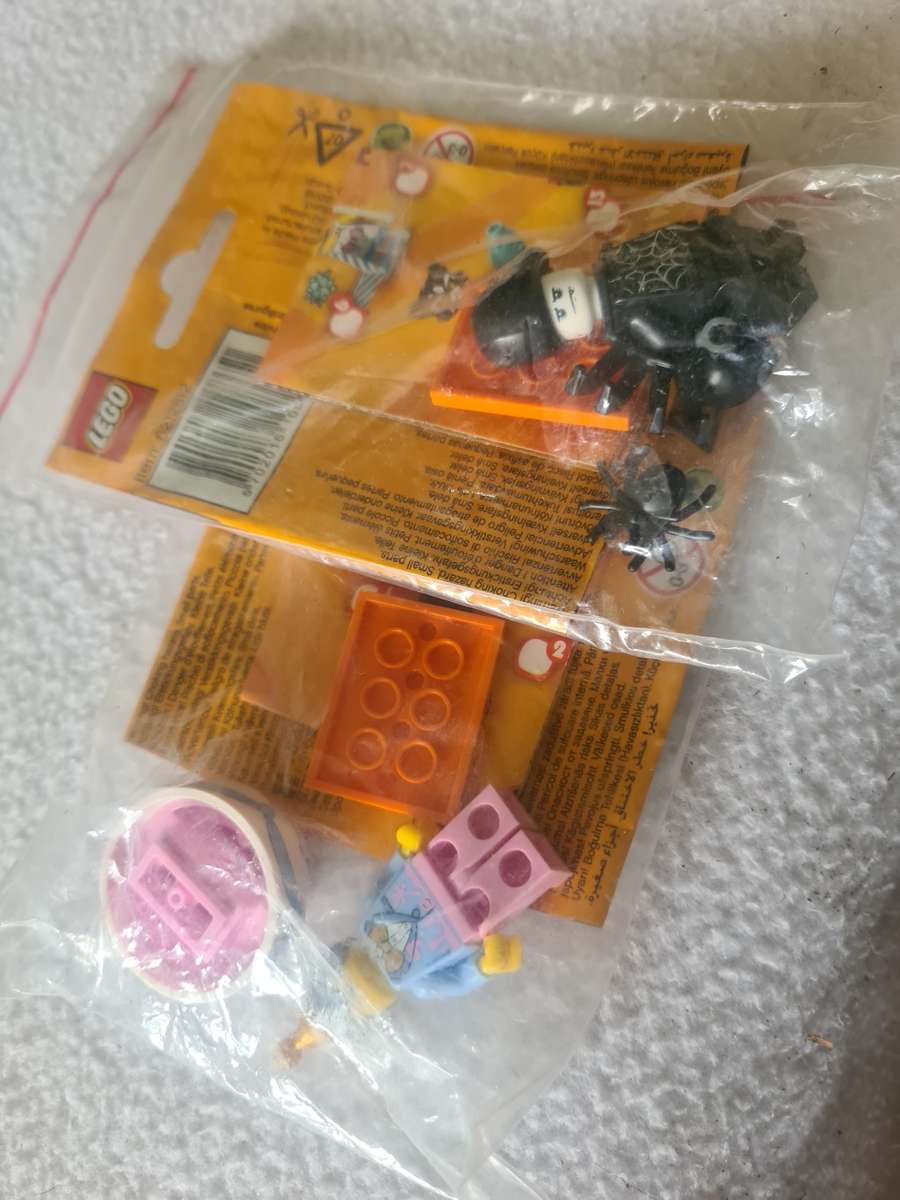 8 LEGO MINIFIGURES WITH ASSESCORIES(SERIES 18)