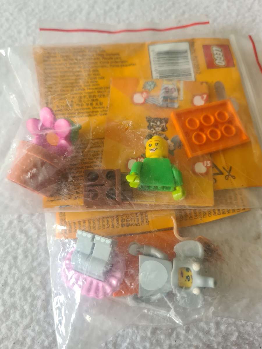 8 LEGO MINIFIGURES WITH ASSESCORIES(SERIES 18)