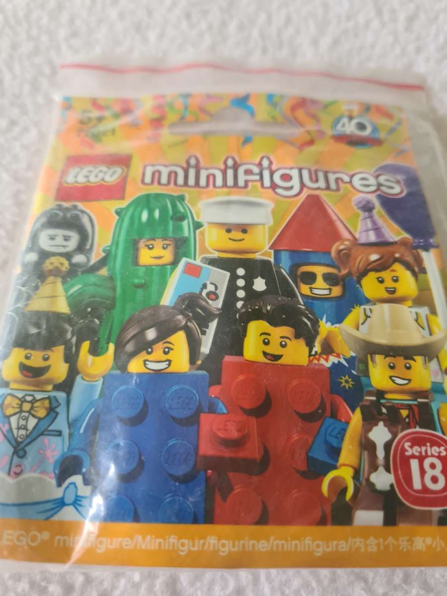 8 LEGO MINIFIGURES WITH ASSESCORIES(SERIES 18)