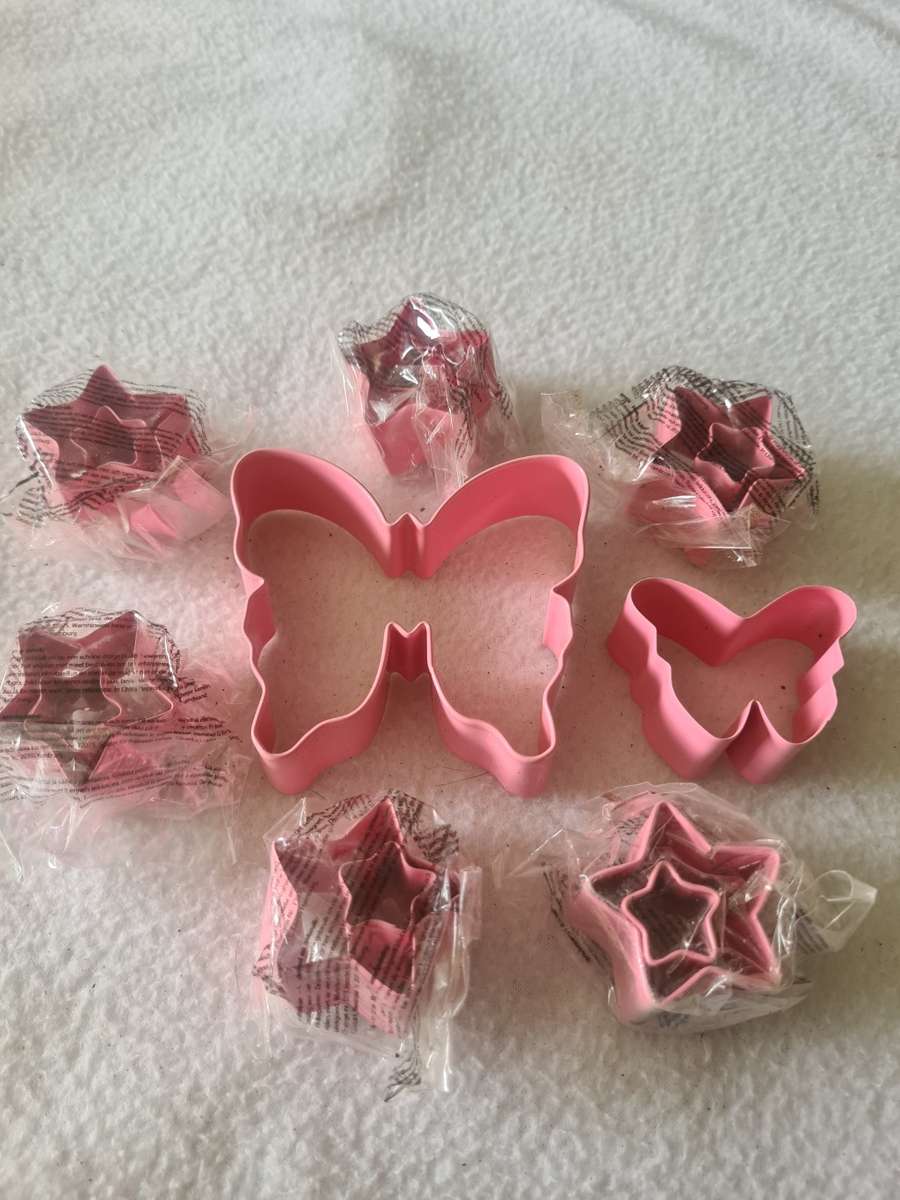 12 PIECE METAL COOKIE CUTTERS (STARS AND BUTTERFLIES)