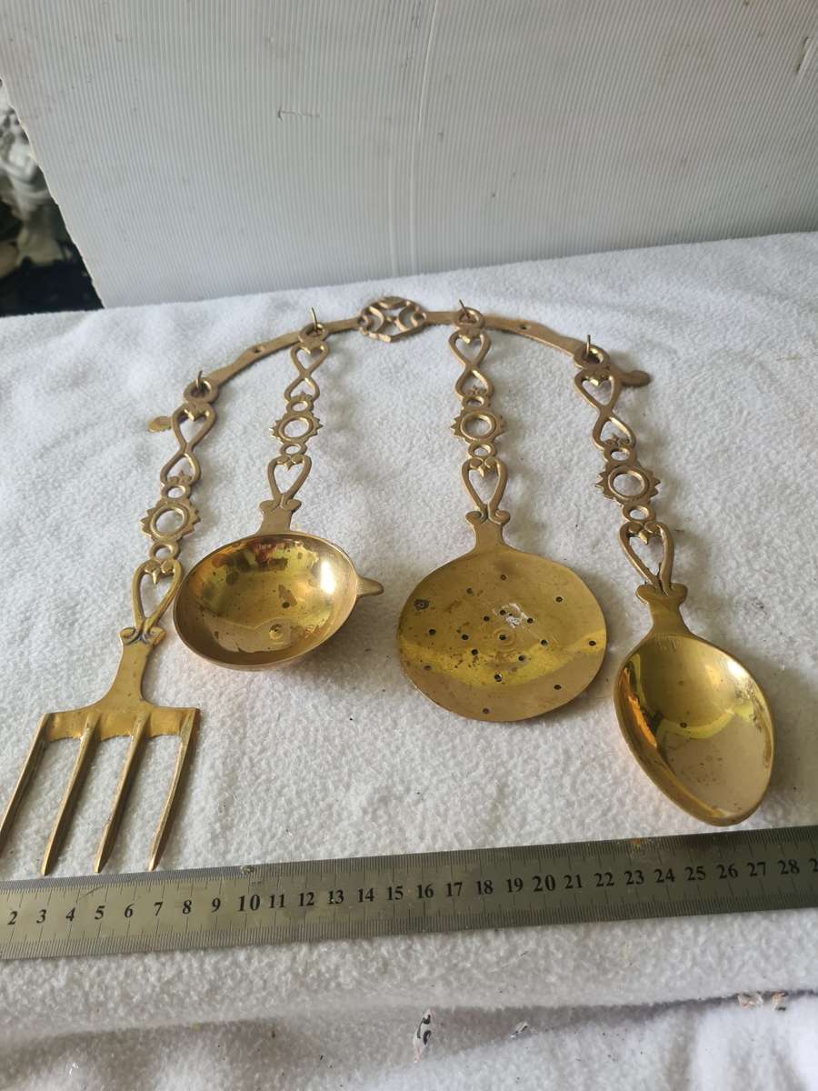 SOLID BRASS WALL HANGING CUTLERIES (APPROXIMATELY 40CM HEIGHT)