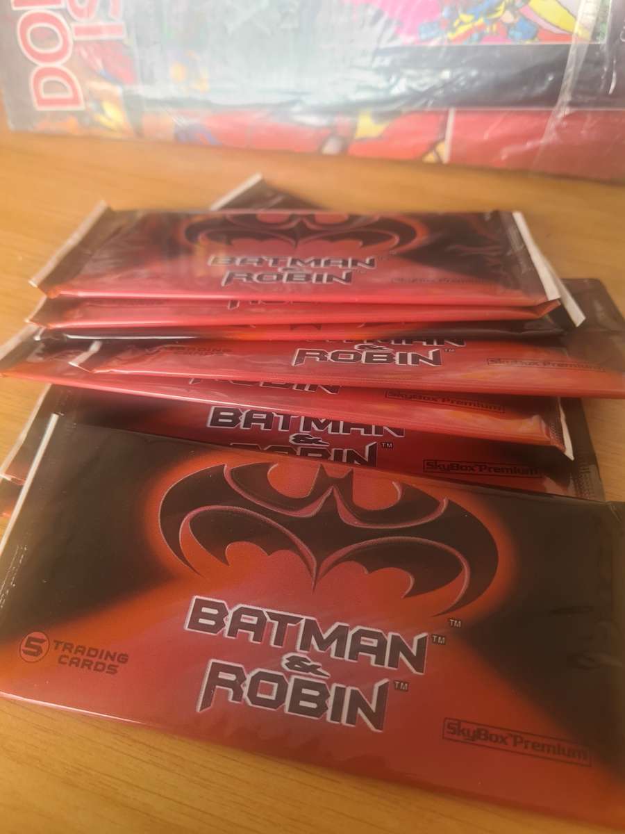 PACK OF 50 BATMAN AND ROBIN TRADING CARDS