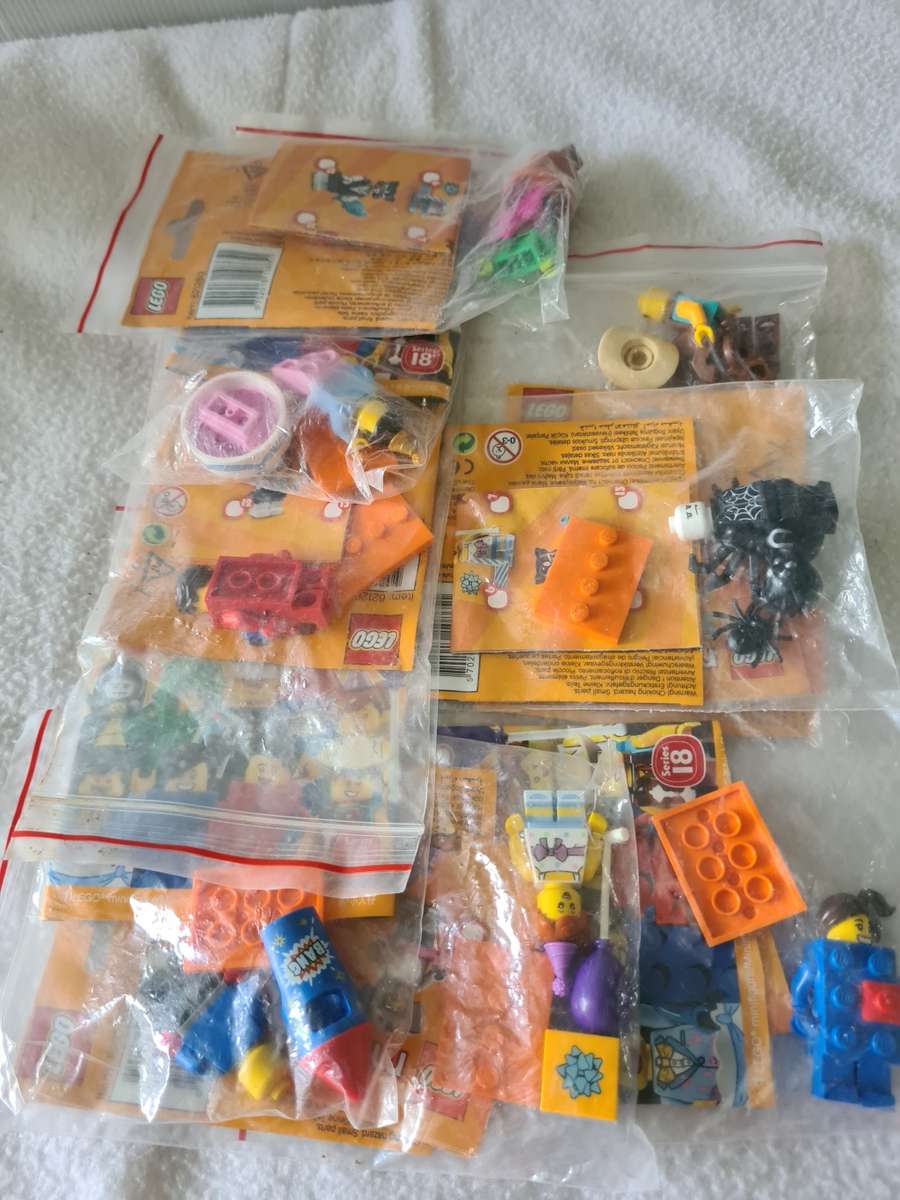 8 LEGO MINIFIGURES WITH ASSESCORIES(SERIES 18)
