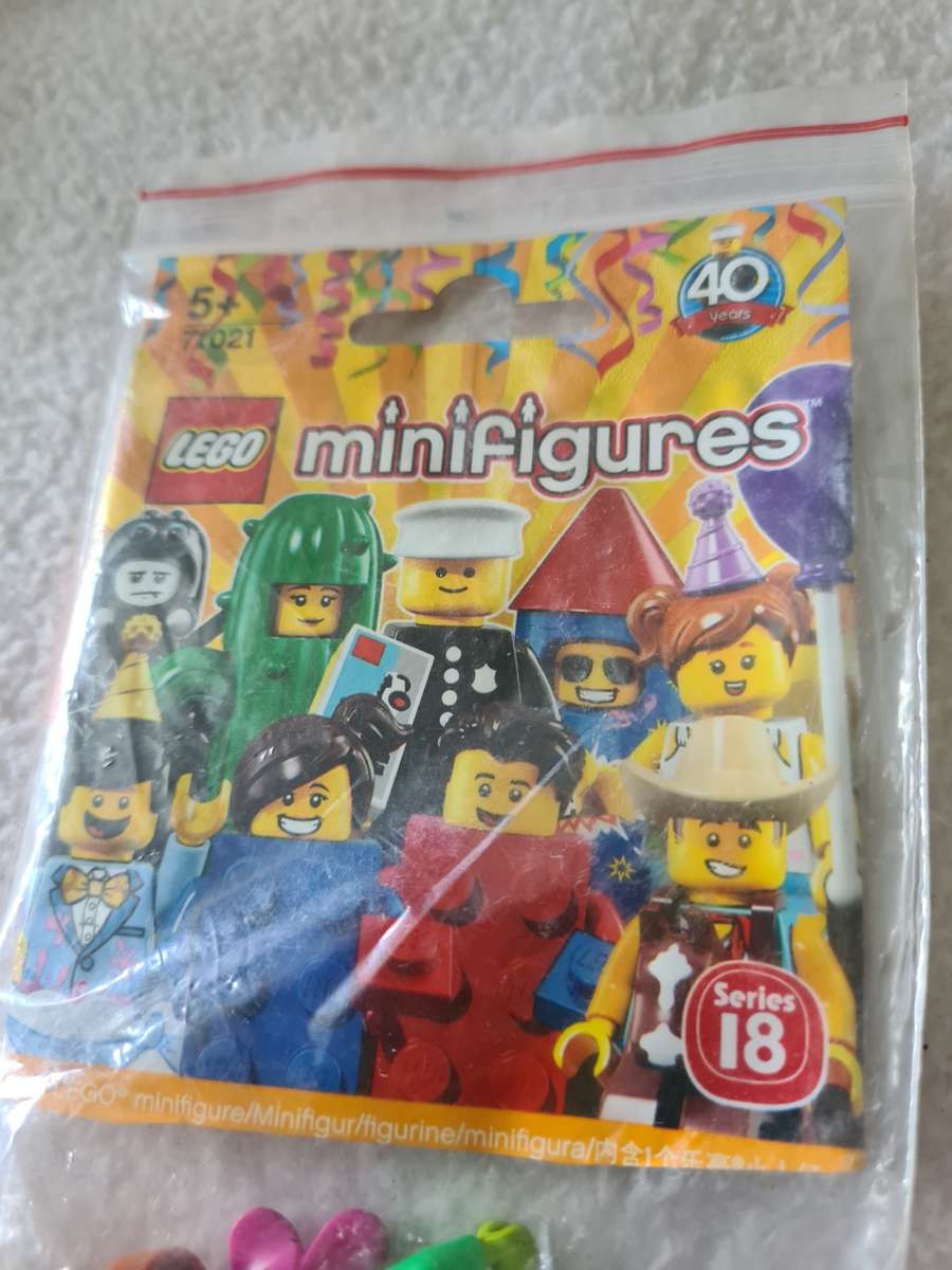 8 LEGO MINIFIGURES WITH ASSESCORIES(SERIES 18)