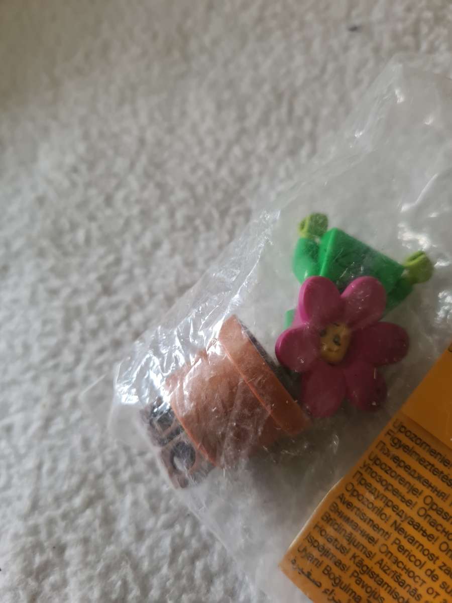 8 LEGO MINIFIGURES WITH ASSESCORIES(SERIES 18)