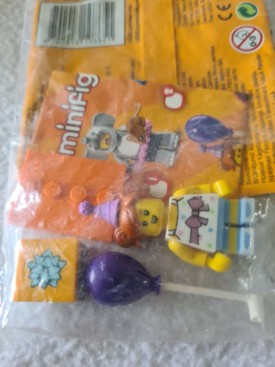 8 LEGO MINIFIGURES WITH ASSESCORIES(SERIES 18)