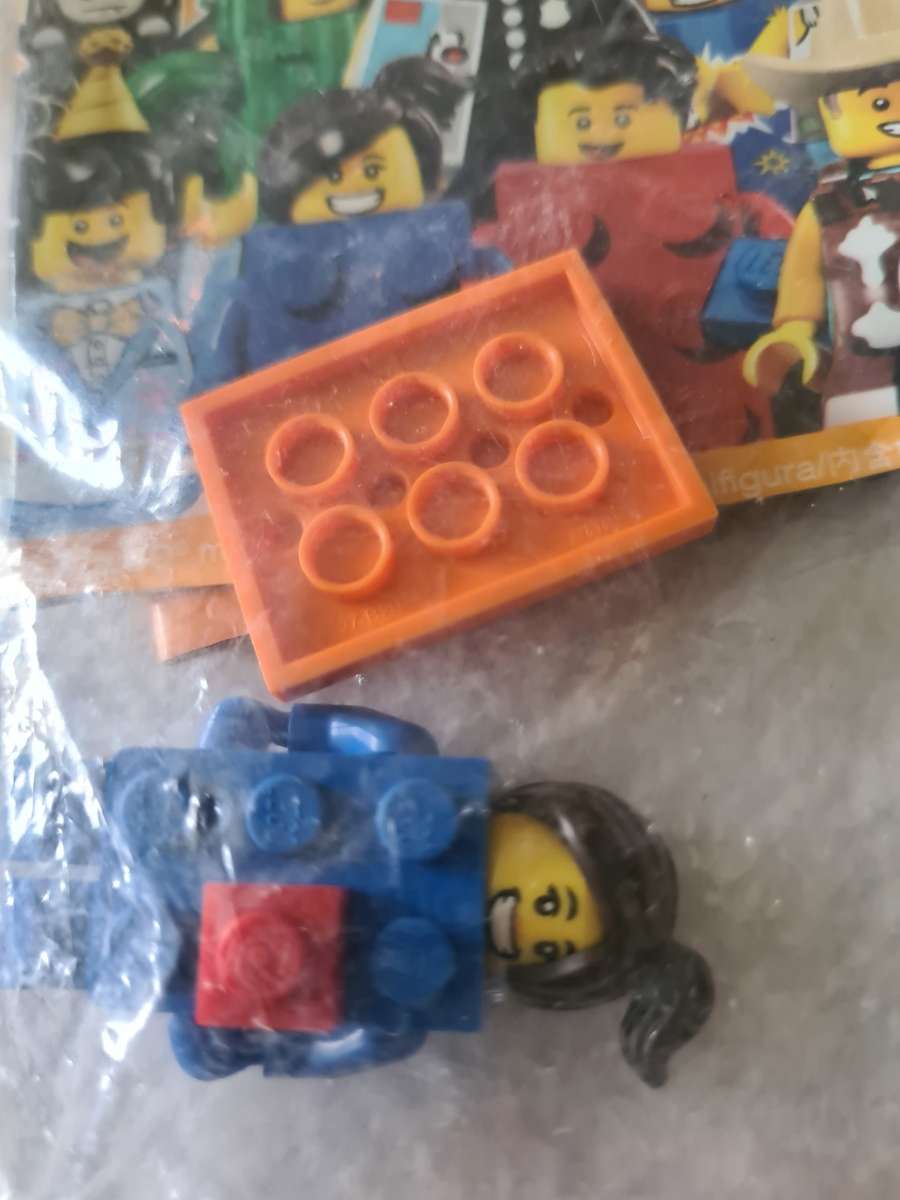8 LEGO MINIFIGURES WITH ASSESCORIES(SERIES 18)